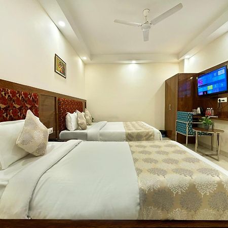 Hotel Emblem Suites- Near Delhi Airport Нью-Дели Экстерьер фото