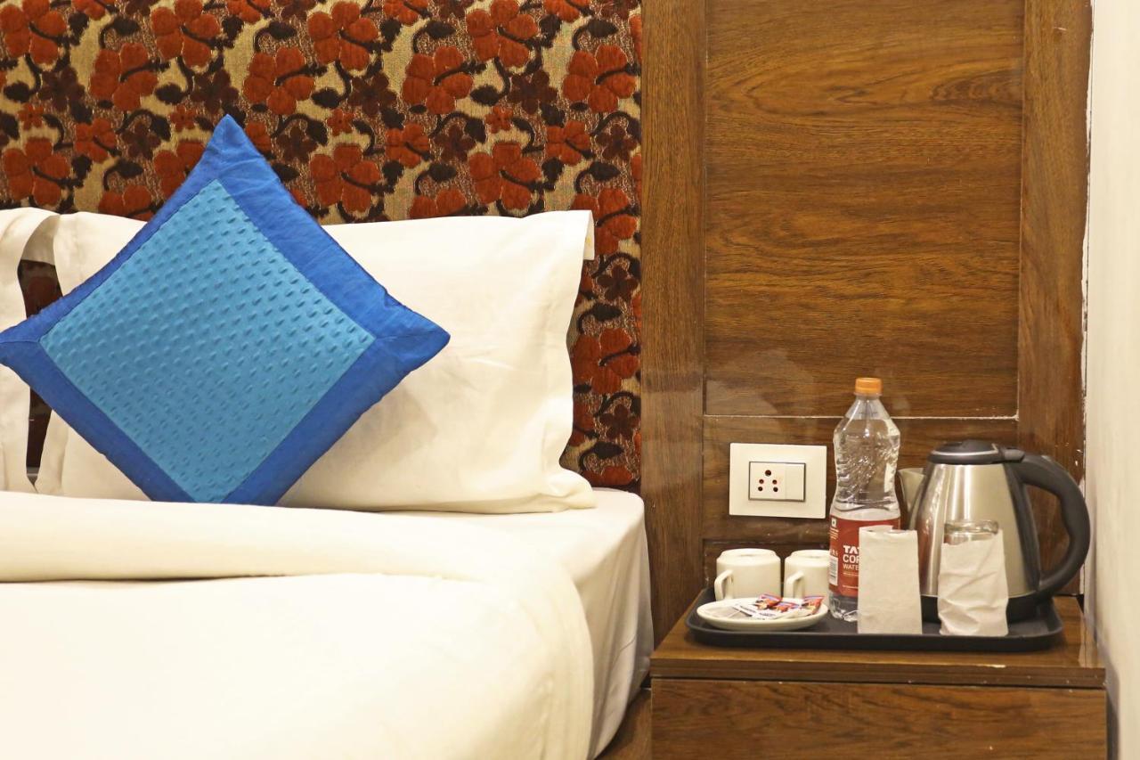 Hotel Emblem Suites- Near Delhi Airport Нью-Дели Экстерьер фото