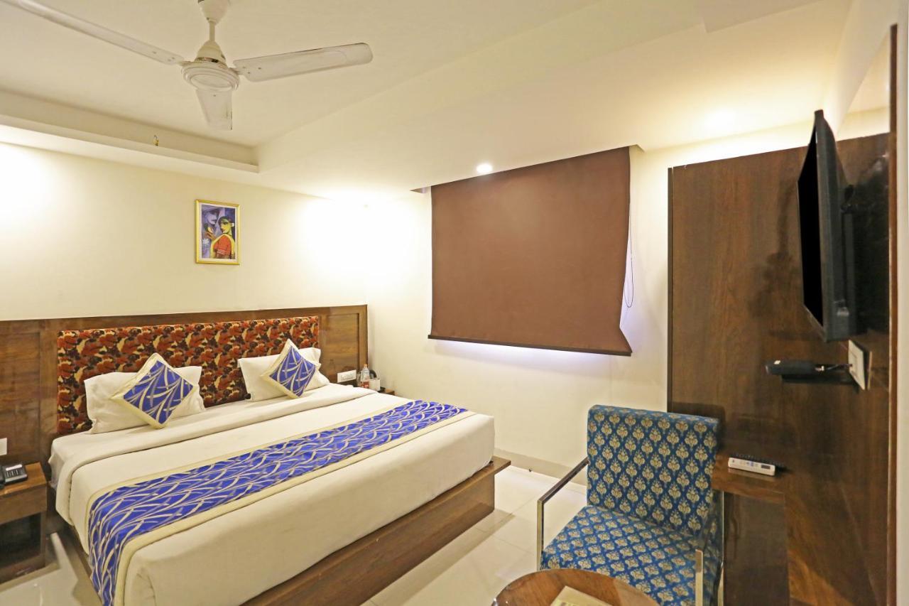 Hotel Emblem Suites- Near Delhi Airport Нью-Дели Экстерьер фото