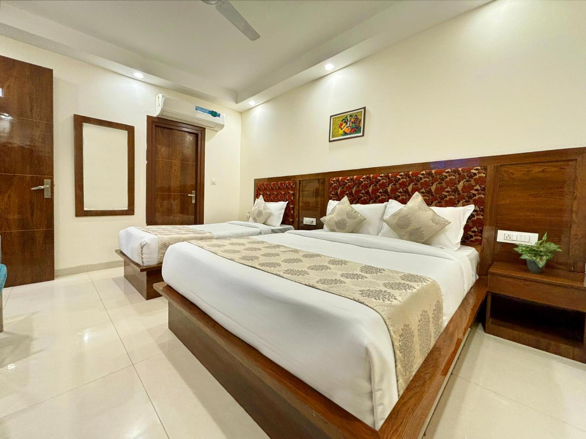 Hotel Emblem Suites- Near Delhi Airport Нью-Дели Экстерьер фото
