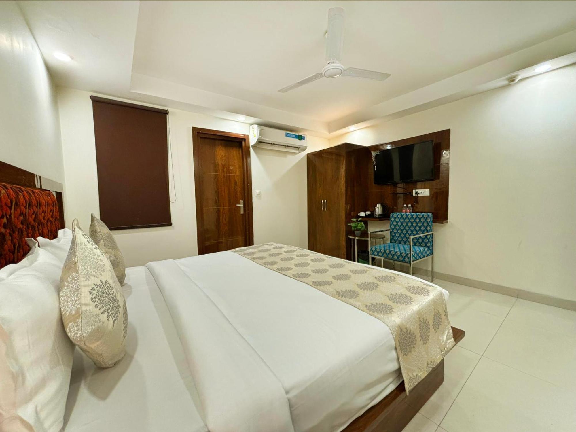 Hotel Emblem Suites- Near Delhi Airport Нью-Дели Экстерьер фото