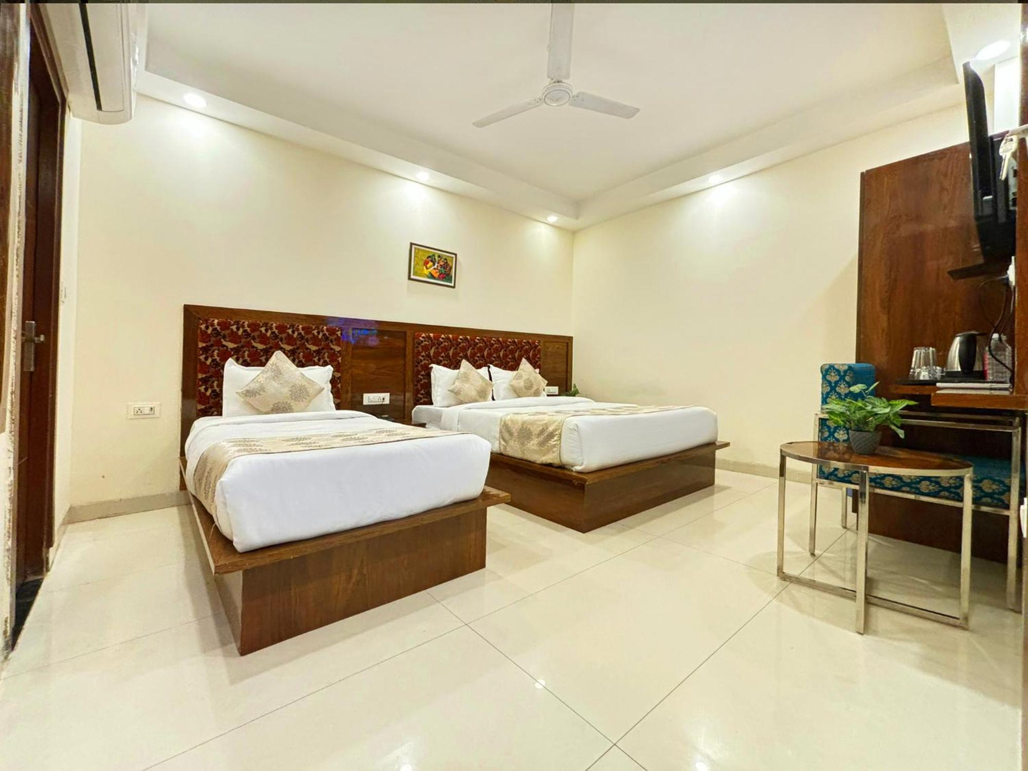 Hotel Emblem Suites- Near Delhi Airport Нью-Дели Экстерьер фото