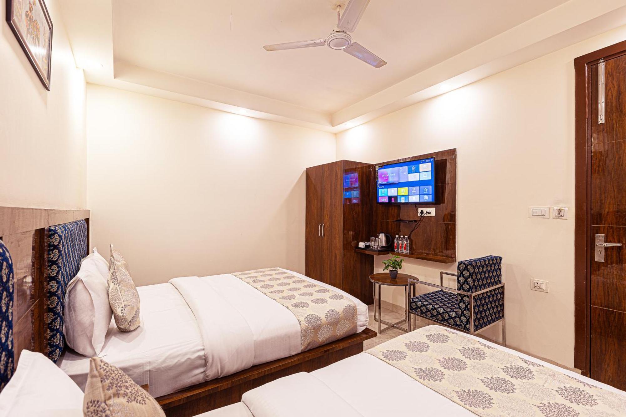Hotel Emblem Suites- Near Delhi Airport Нью-Дели Экстерьер фото