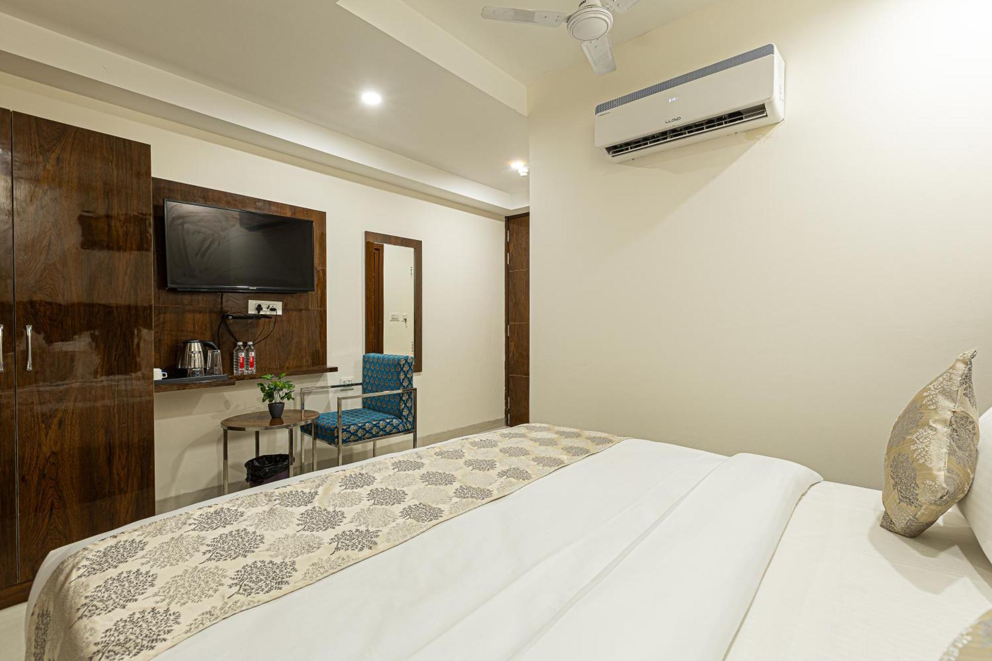 Hotel Emblem Suites- Near Delhi Airport Нью-Дели Экстерьер фото