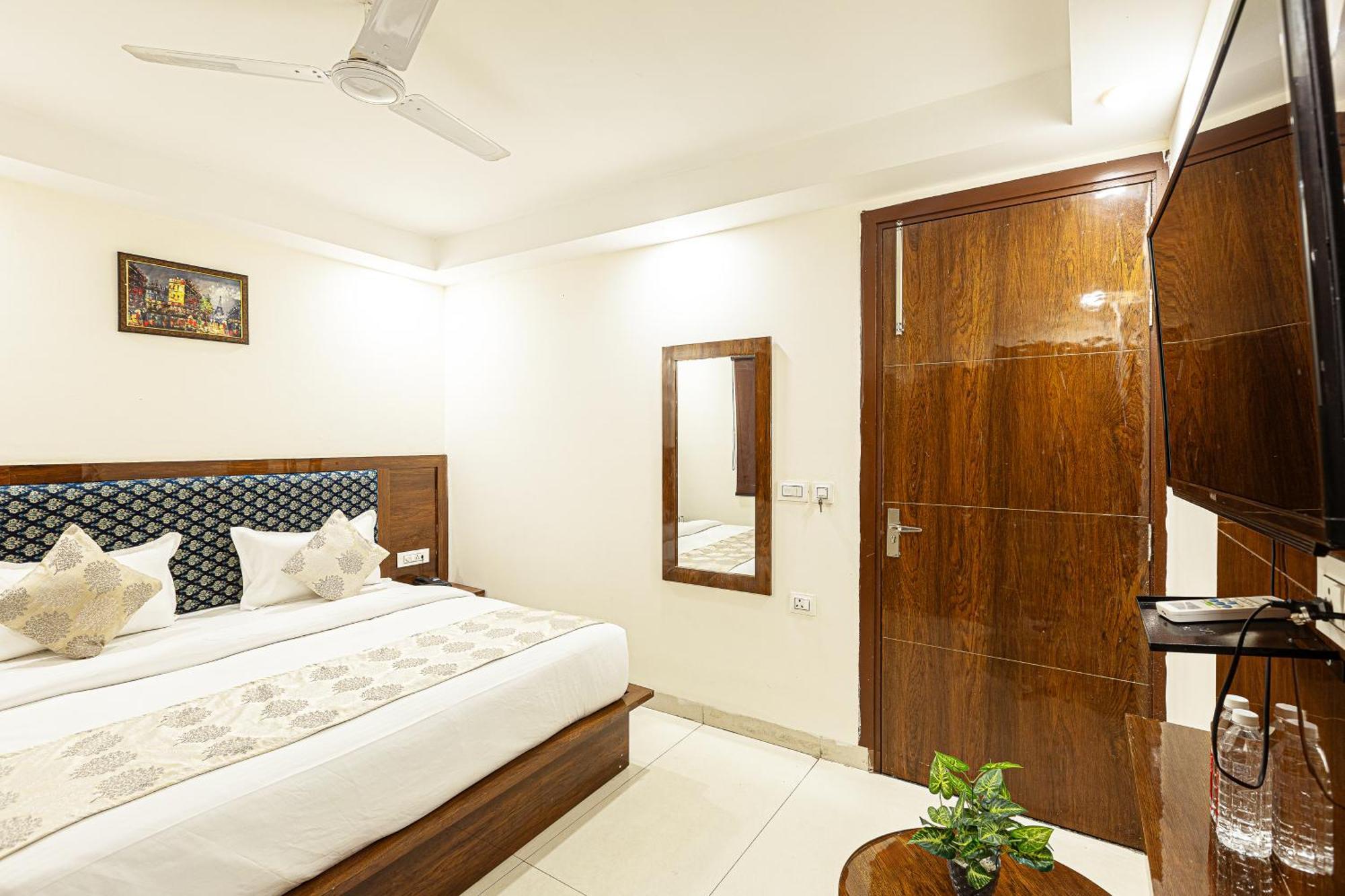 Hotel Emblem Suites- Near Delhi Airport Нью-Дели Экстерьер фото
