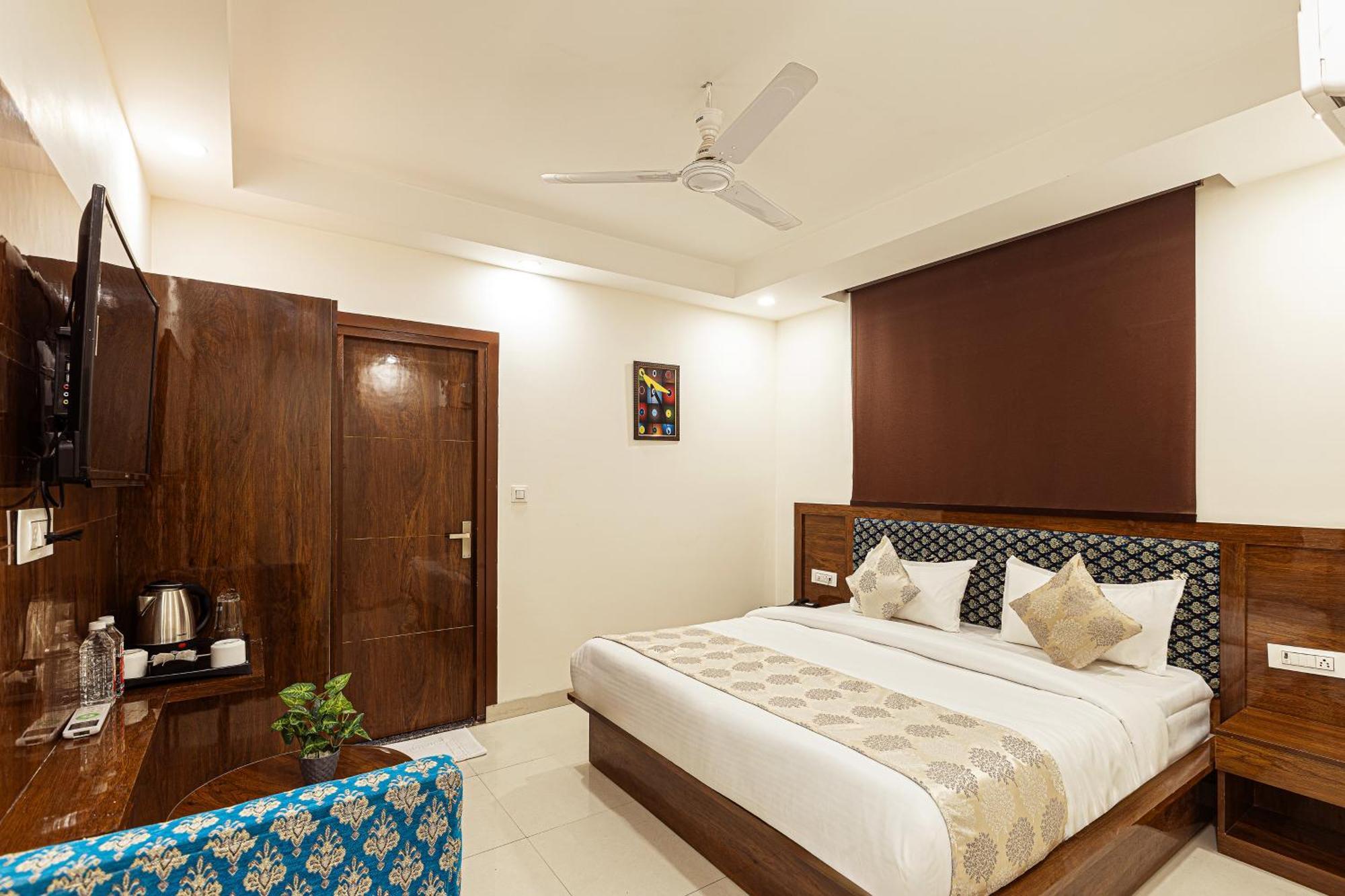 Hotel Emblem Suites- Near Delhi Airport Нью-Дели Экстерьер фото