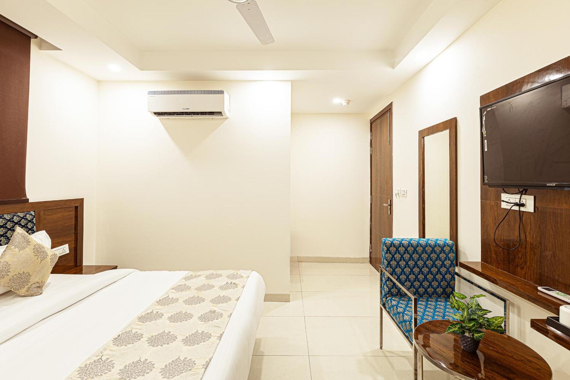 Hotel Emblem Suites- Near Delhi Airport Нью-Дели Экстерьер фото