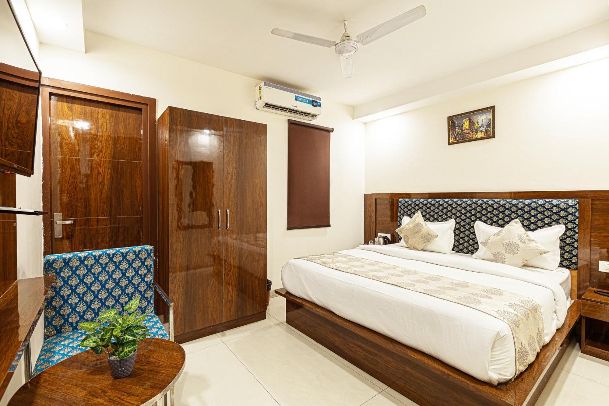Hotel Emblem Suites- Near Delhi Airport Нью-Дели Экстерьер фото